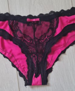 Roze slipje met zwart kant en roze strikje