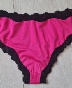 Roze slipje met zwart kant