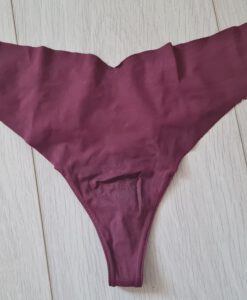 Paarse string met kanten achterkant