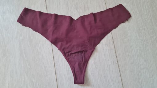 Paarse string met kanten achterkant
