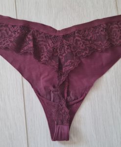 Paarse string met kanten achterkant