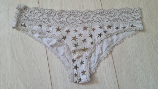 Grijzen hipster met gouden sterretjes en kanten rand