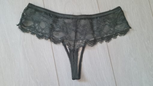 Groene string met kant en roze strikje