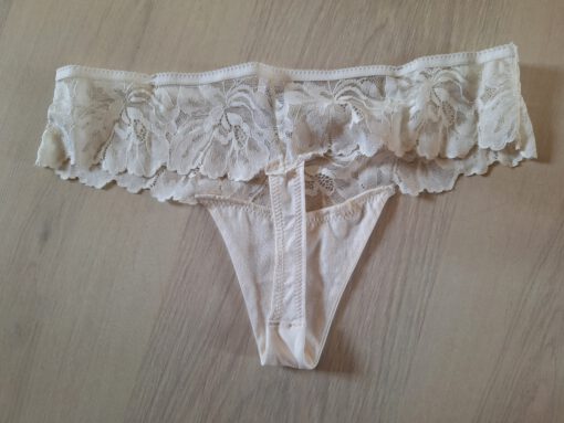 Mooie witte gedragen string - Afbeelding 2