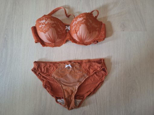 Sexy gedragen oranje lingerieset
