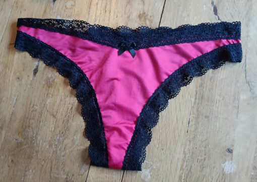 Roze string met kant