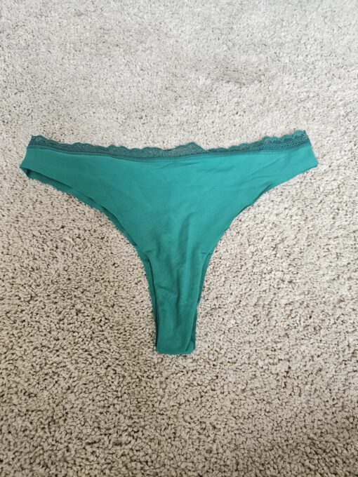 Turquoise string met dun kanten randje