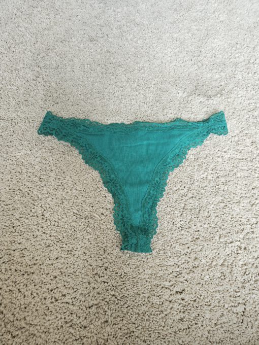 Turquoise string met kant
