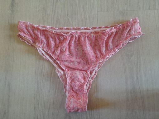 Mooi roze gedragen slipje