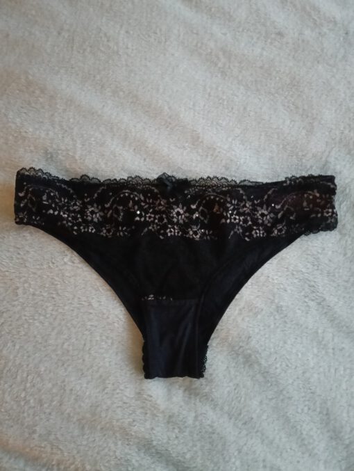 Zwart slip met steentjes