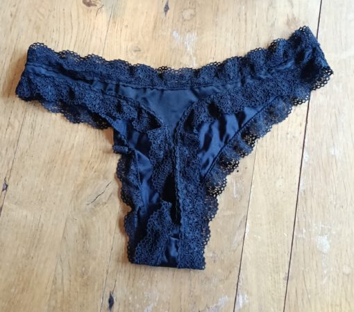 Zwarte string met kant - Afbeelding 2