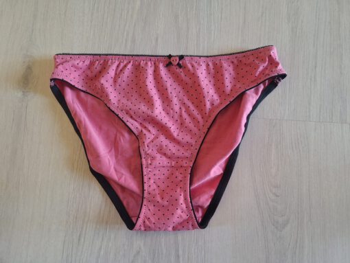 Roze slipje met zwarte stipjes