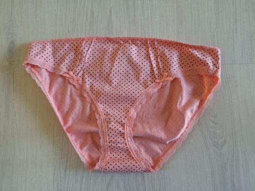 Zalmroze gedragen slipje met stipjes