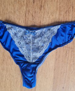 Blauwe string met wit kant