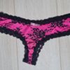 Roze met zwarte hipster, kant en bloemen