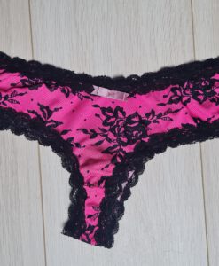 Roze met zwarte hipster, kant en bloemen