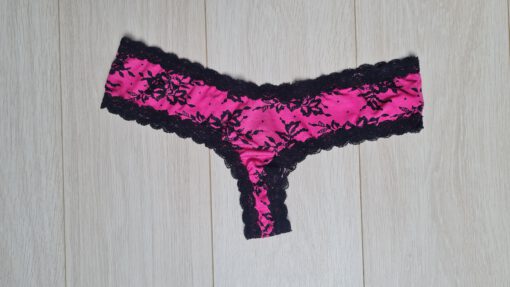Roze met zwarte hipster, kant en bloemen