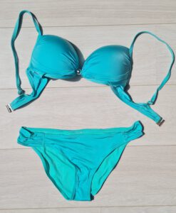 Mintgroene bikini met zilverkleurige details