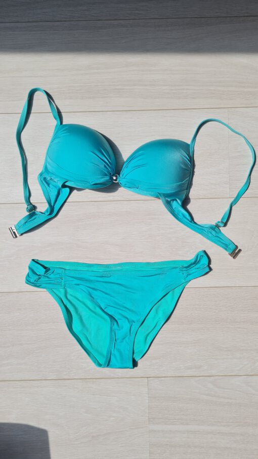 Mintgroene bikini met zilverkleurige details