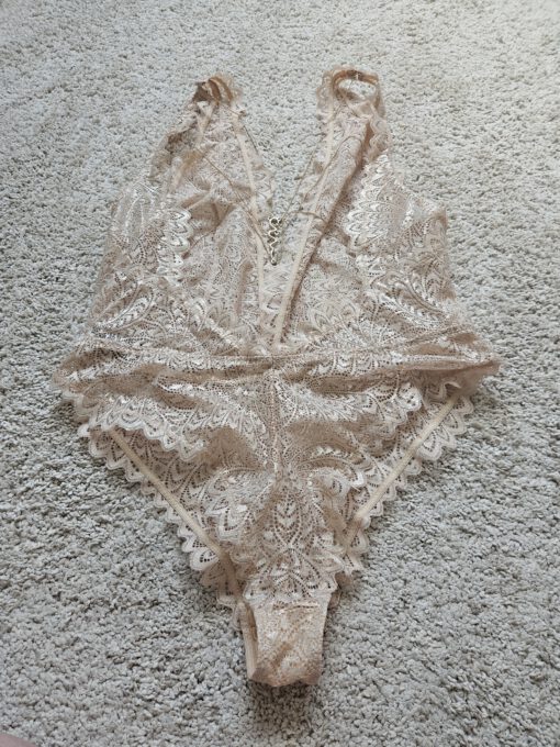 Beige gouden body met leuke sieraad