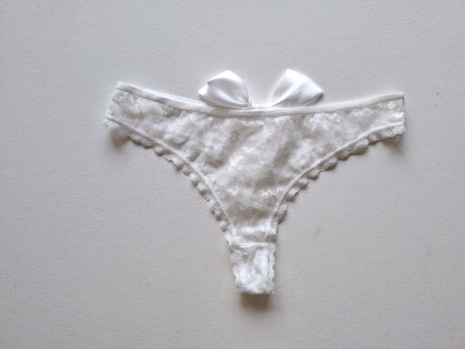 Witte string met strik