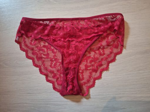 Half doorzichtig rood slipje met veter
