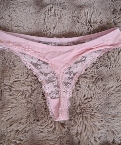Alternative view of Roze string met kant