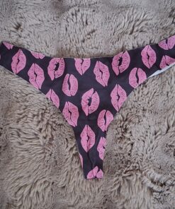 Zwarte string met roze kusjes