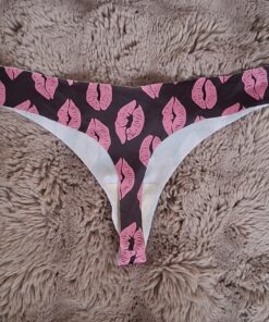 Alternative view of Zwarte string met roze kusjes