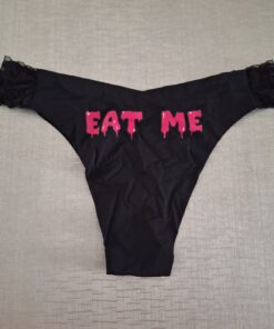 Zwarte string met "EAT ME" op