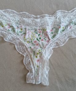 Witte string met kanten rand en bloemetjes...