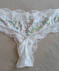 Alternative view of Witte string met kanten rand en bloemetjes...