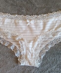 Witte slip met kant en doorschijnende strepen