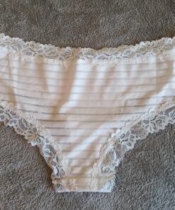 Alternative view of Witte slip met kant en doorschijnende strepen