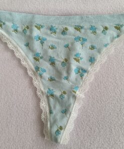 Blauwe bloemetjes string met kanten randje