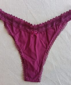 Donkerpaarse string met kant