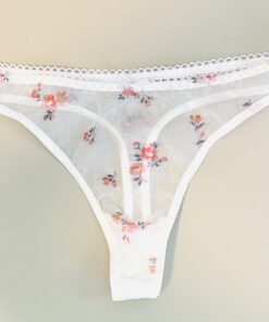 Witte string met roosjes