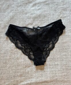 Zwarte Brazilian met kant