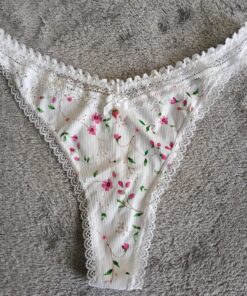 Lieve witte string met bloemmotief en kant