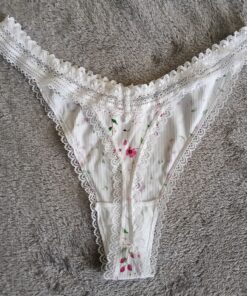 Alternative view of Lieve witte string met bloemmotief en kant