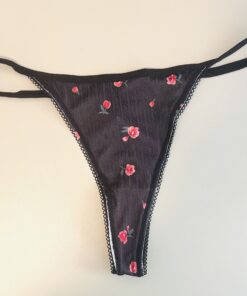 Zwarte string met roosjes