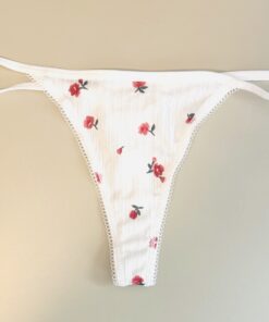 Witte string met roosjes