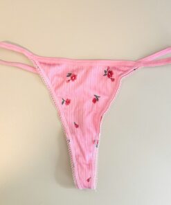 Roze string met roosjes