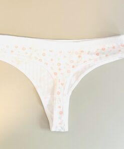 Alternative view of Witte string met bloemetjes
