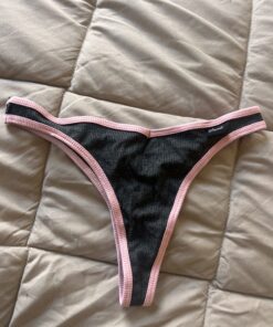 Donkergrijze string met roze randje