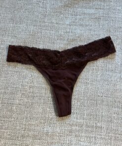 Bruine string met kant