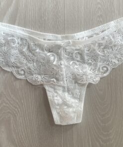 Romantisch wit stringetje