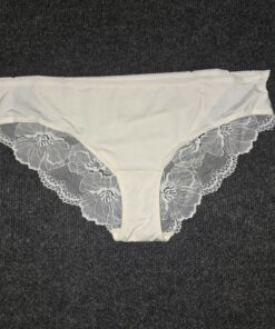 Witte slip met kanten randen bij de bil
