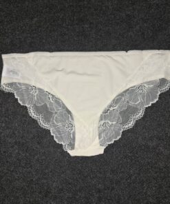 Alternative view of Witte slip met kanten randen bij de bil