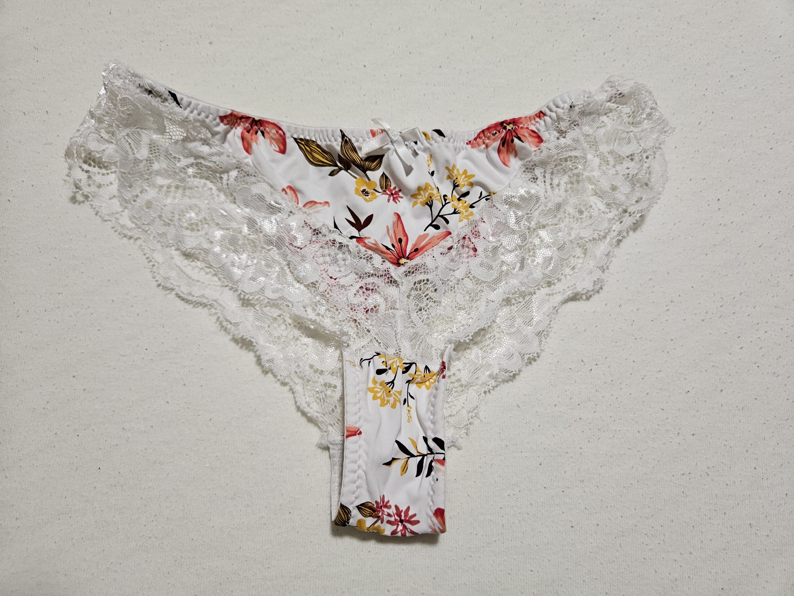 Mooi bloemetjes slipje van zwangere vrouw